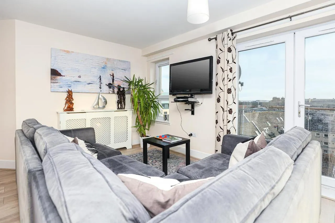 Waterfront Castle View 3 Bed Apartment Edinburgh