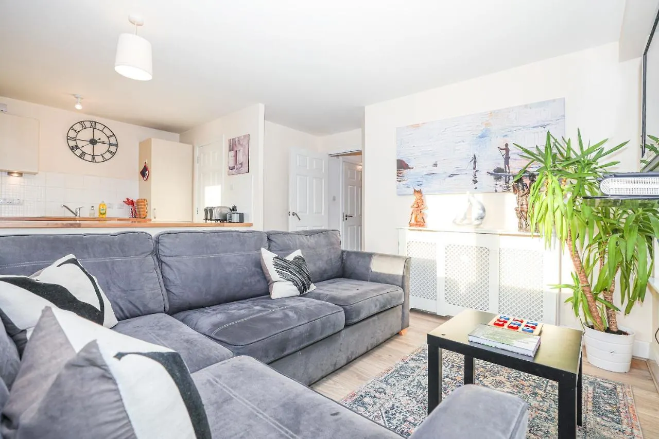 Waterfront Castle View 3 Bed Apartment Edinburgh