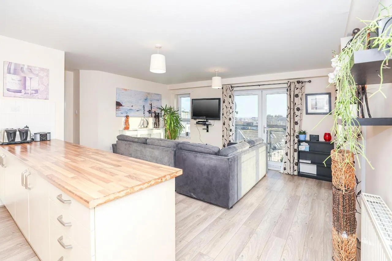 Waterfront Castle View 3 Bed Apartment Edinburgh United Kingdom