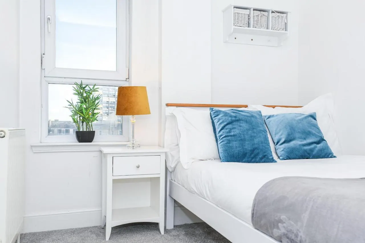 Waterfront Castle View 3 Bed Apartment Edinburgh