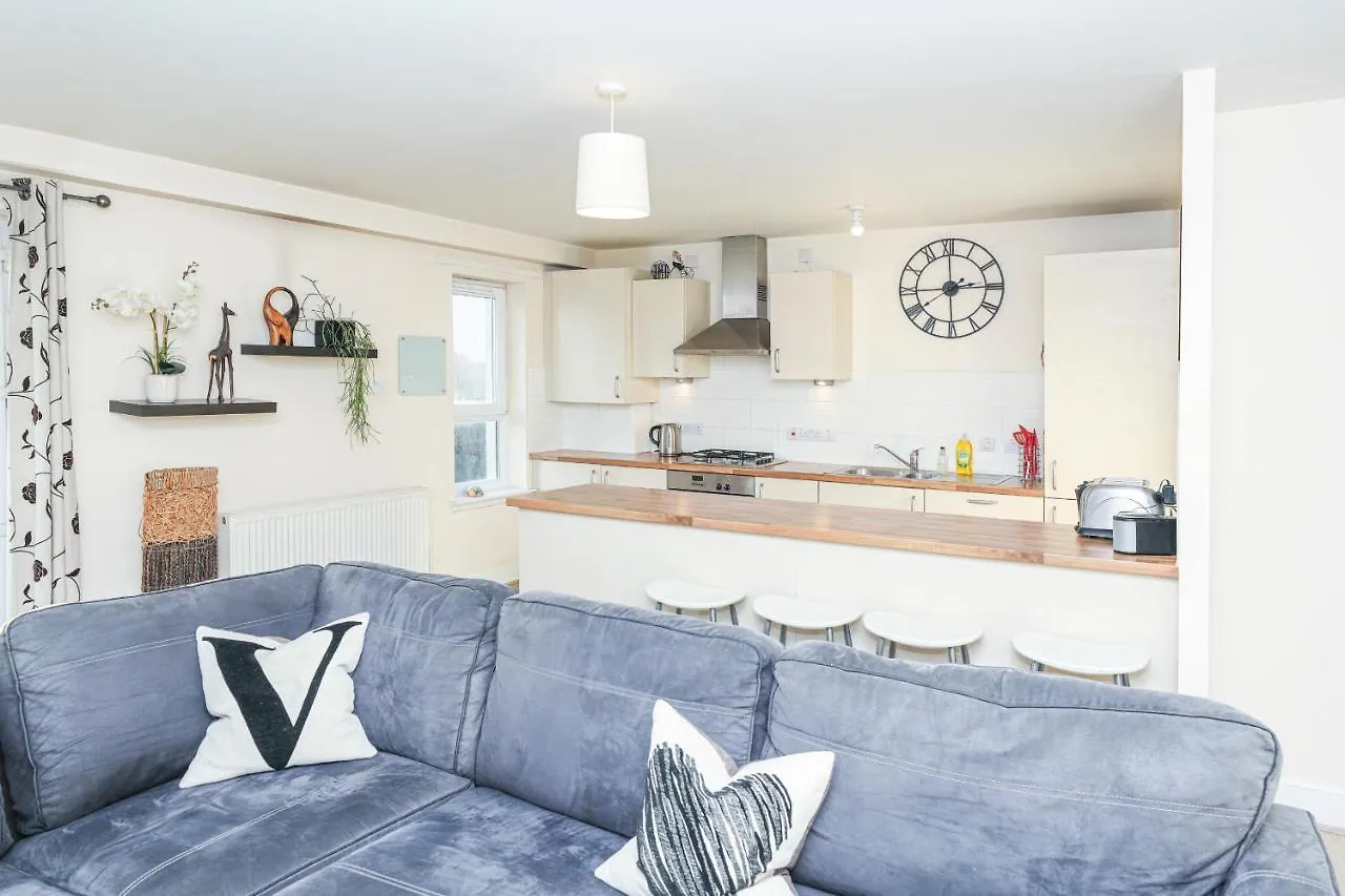 Waterfront Castle View 3 Bed Apartment Edinburgh 0*,  United Kingdom