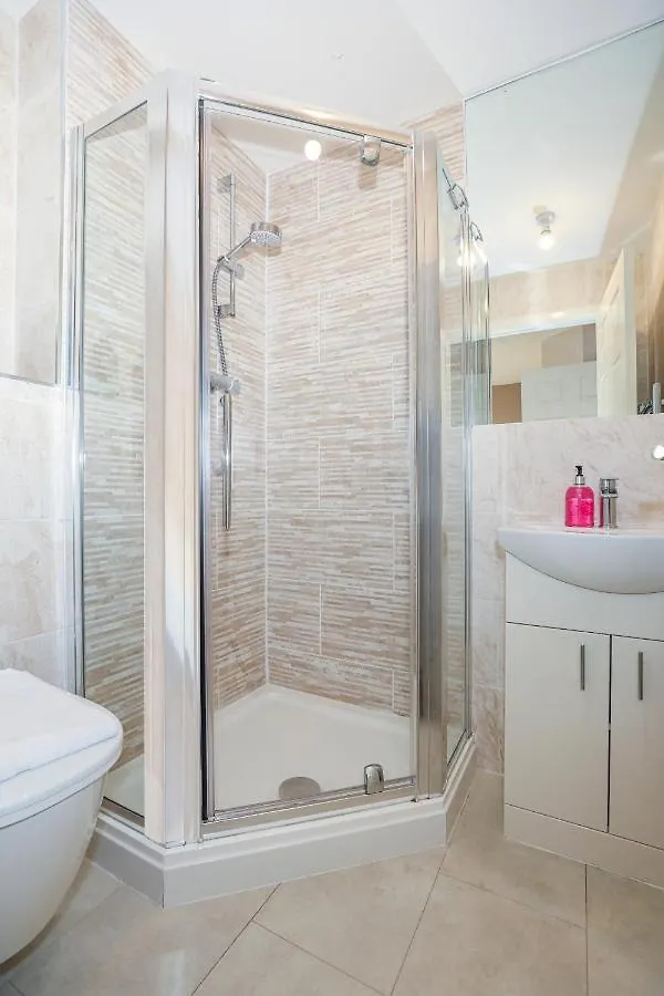 Waterfront Castle View 3 Bed Apartment Edinburgh