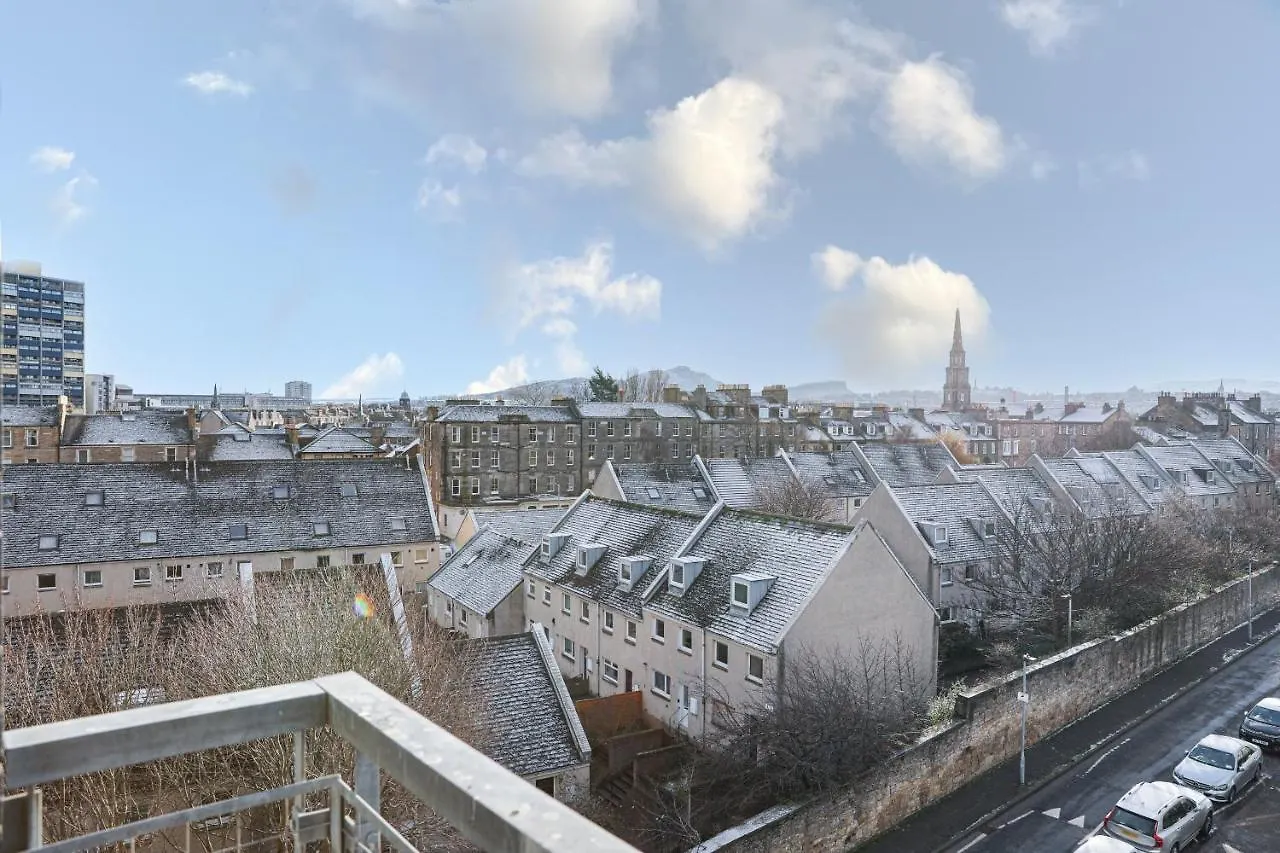 Waterfront Castle View 3 Bed Apartment Edinburgh