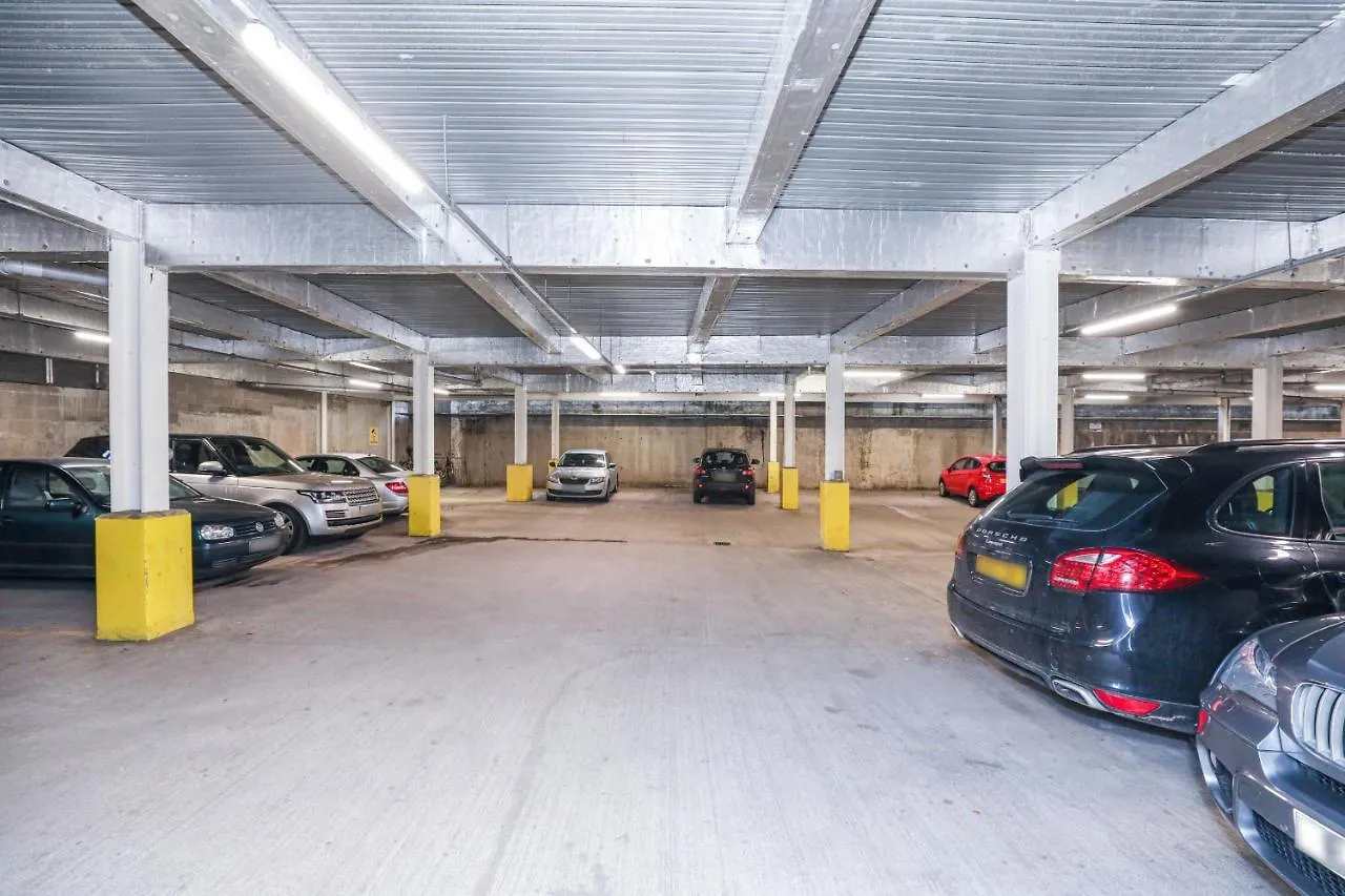 Waterfront Castle View 3 Bed Apartment Edinburgh
